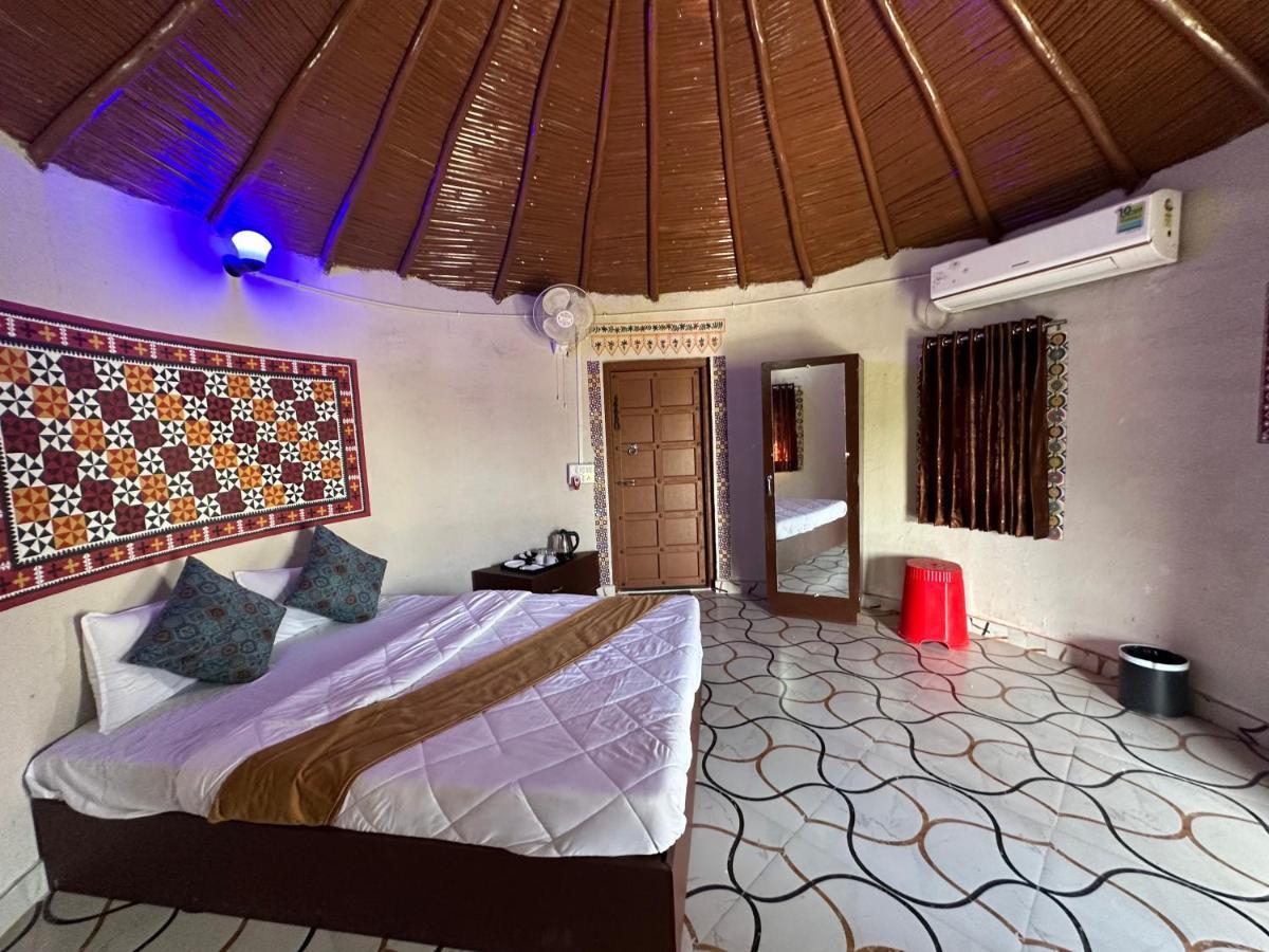 Modhera Sunrise Resort - Tents Bhungas Jungle Restaurants & Candlelight Dining Kalri Eksteriør billede